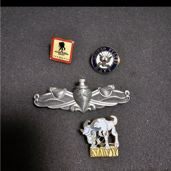 Lot Of 4 U.S Military Navy Pin Back Pins / Brooch Metalic - Picture 1 of 4